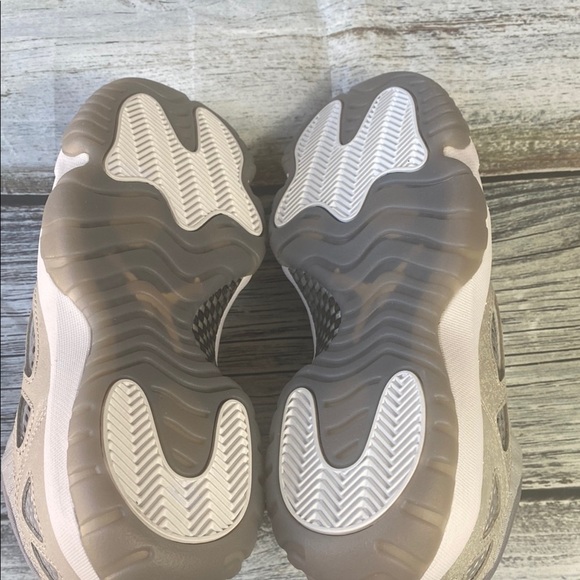 Air Jordans 11 Retro Low IE Men's SZ 9 Sneakers Gray Beige & White NWOT (no box) - Picture 6 of 7